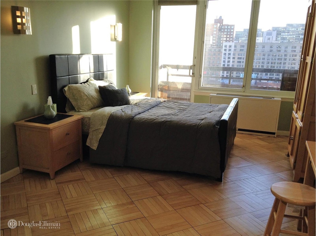 330 East 38th St - Photo 3