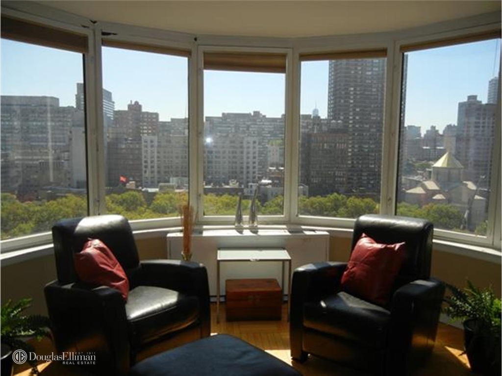 330 East 38th St - Photo 2