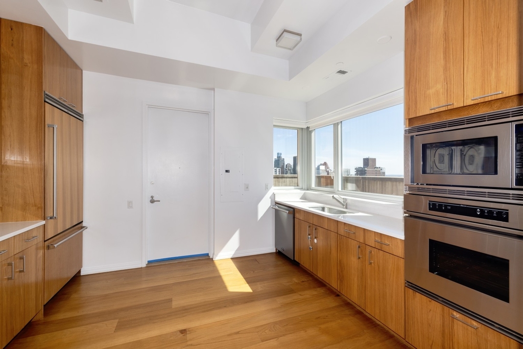 East 59th Street - Photo 4