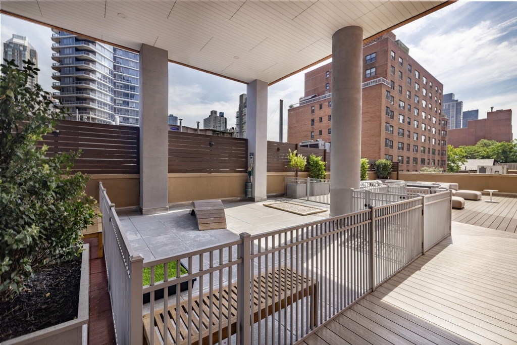 East 59th Street - Photo 1
