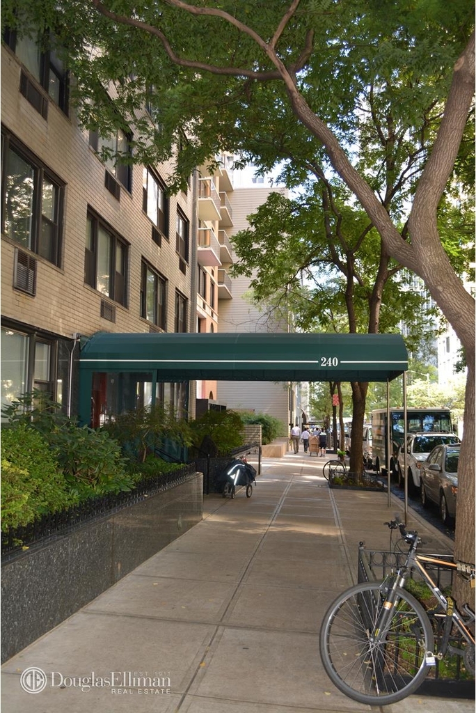 240 East 46th St - Photo 4