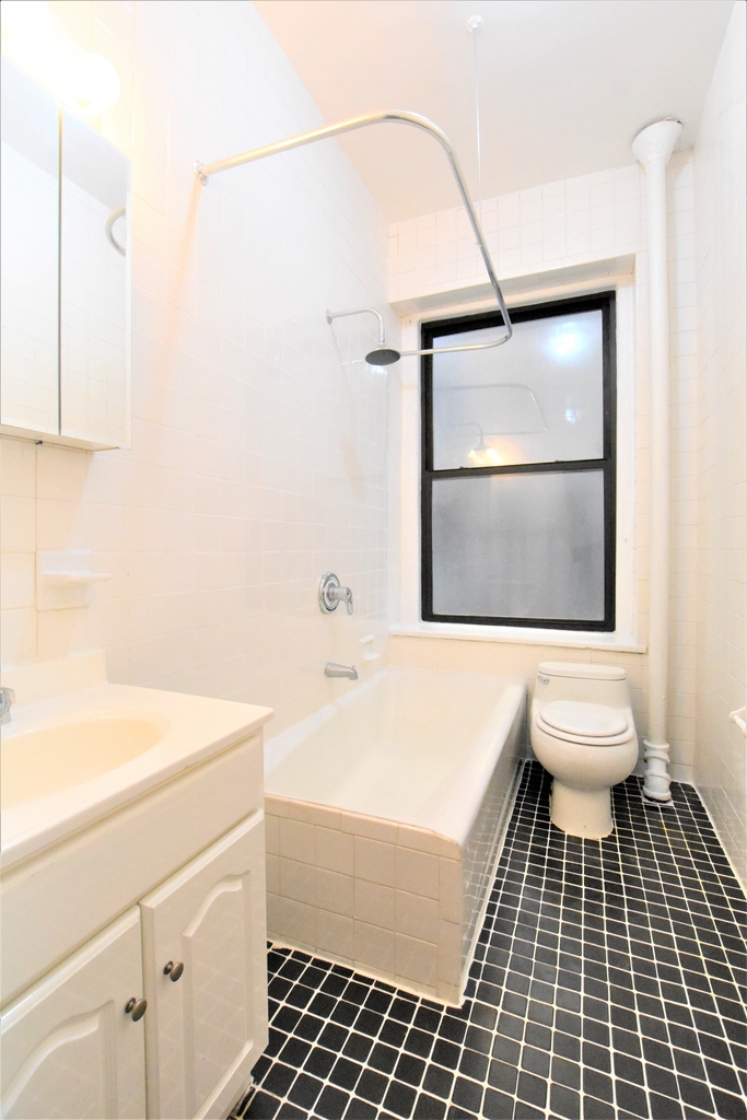 204 W 98th St - Photo 4