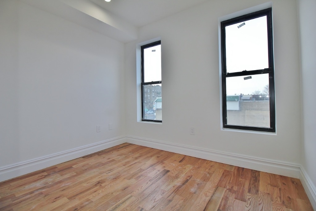 NO FEE! New 3 Bed Full Floor with Private Terrace - Photo 2