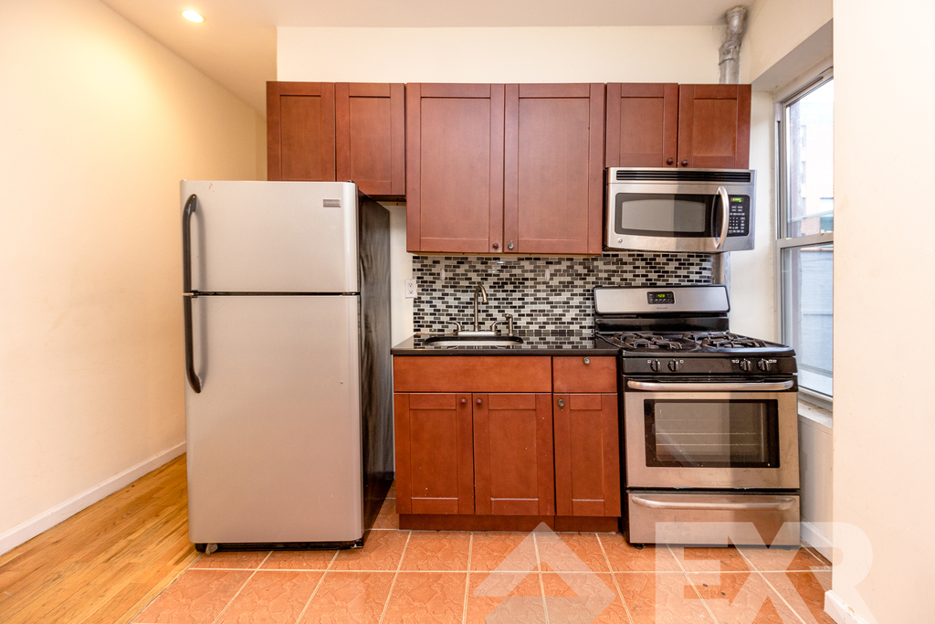 305 Clarkson Avenue - Photo 6