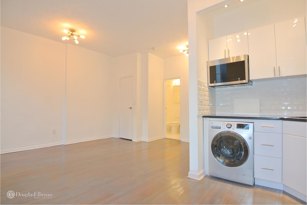 230 East 58th St - Photo 2