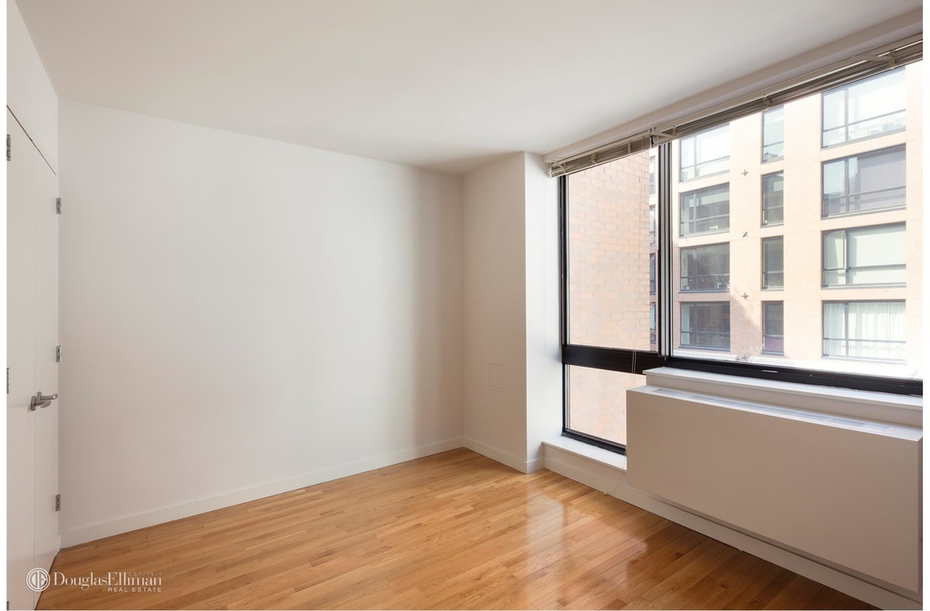 537 West 27th St - Photo 2