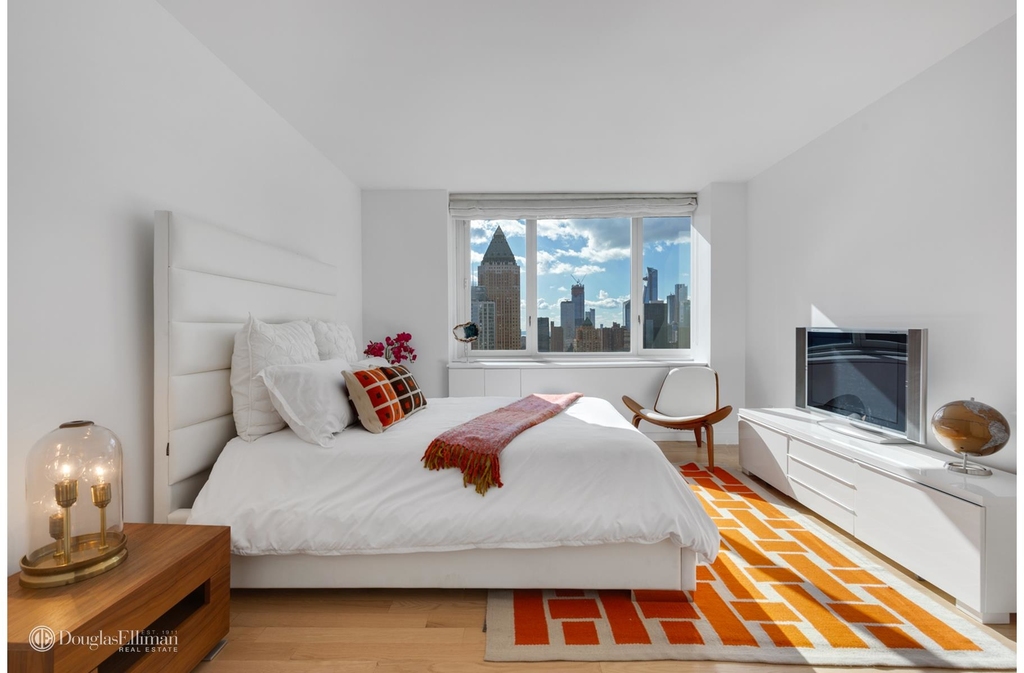 322 West 57th St - Photo 6