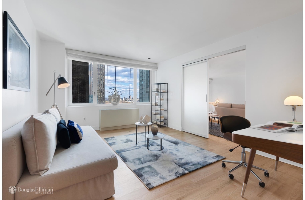 322 West 57th St - Photo 4