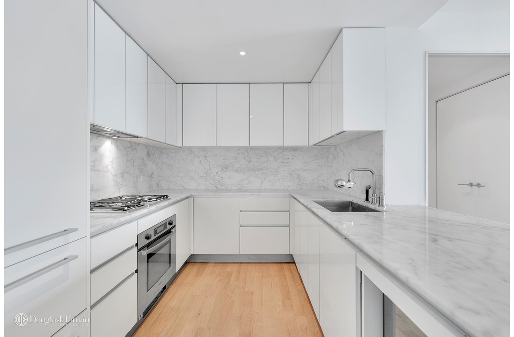 322 West 57th St - Photo 8