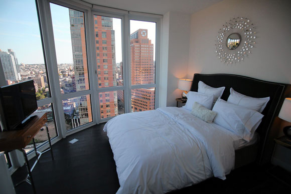 3 month free, wash/dry, floor to ceiling with city views on a high floor - Photo 0