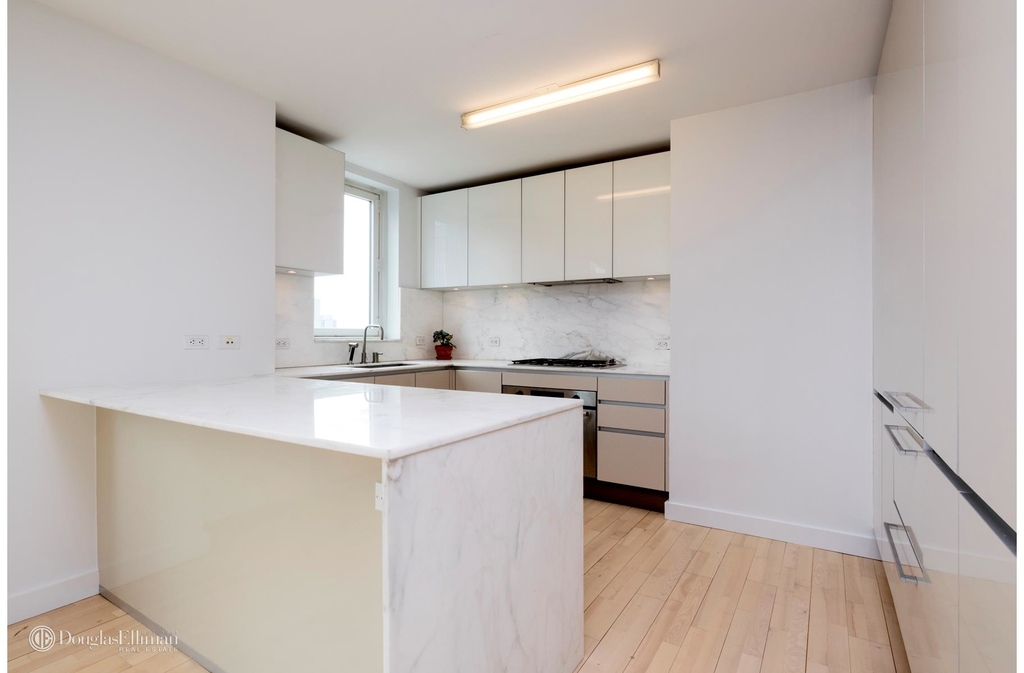 322 West 57th St - Photo 2