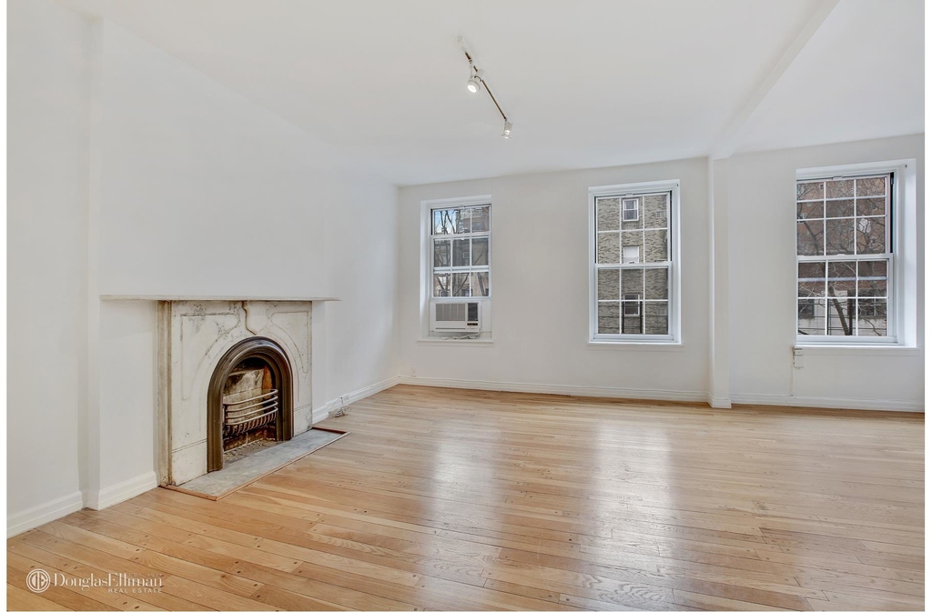 218 East 61st St - Photo 4