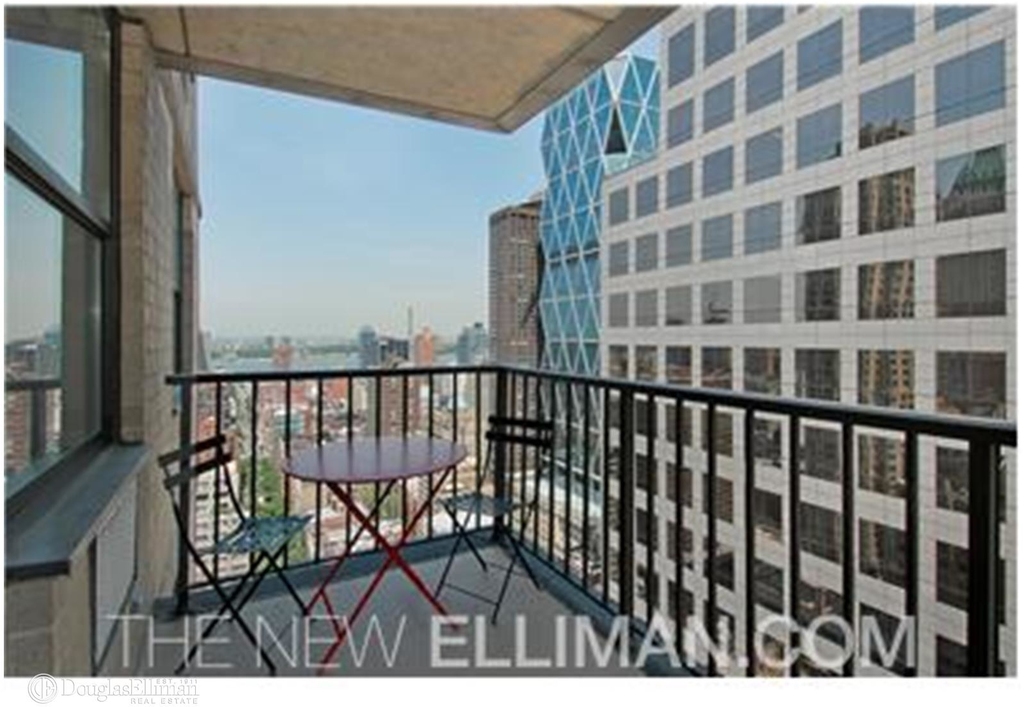 230 West 55th St - Photo 1