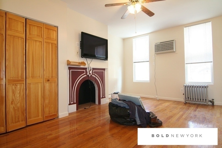 207 Leonard St - Photo 0