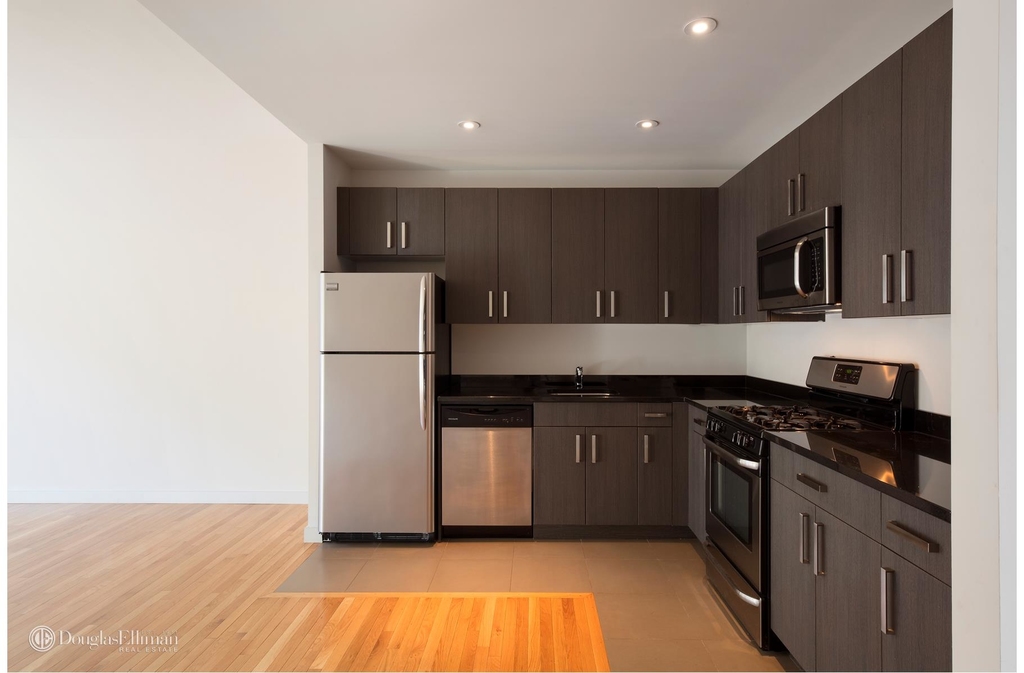 537 West 27th St - Photo 4