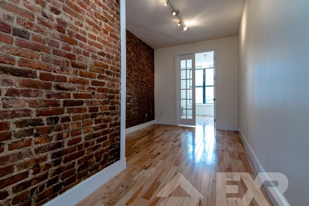 643 Franklin Ave  - Photo 3