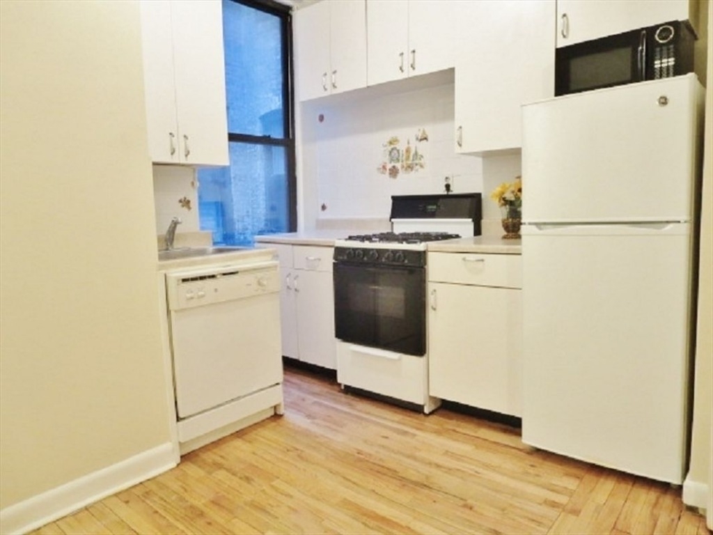 234 East 58th Street, Apt. 19 - Photo 0