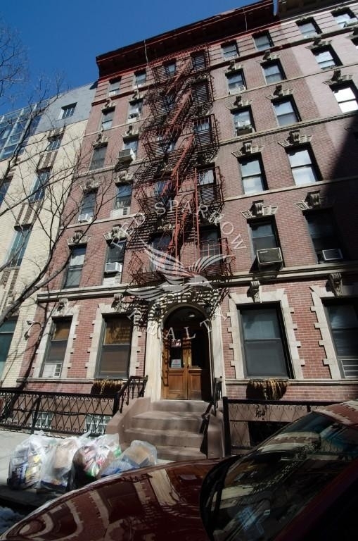 East 75th Street - Photo 11