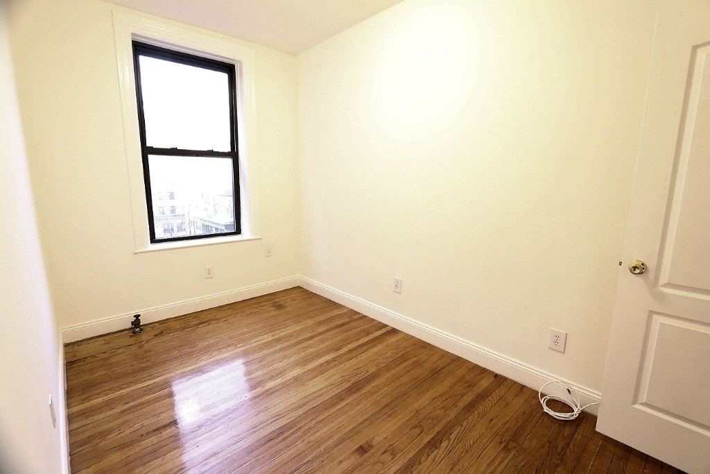 301 West 22nd St - Photo 2