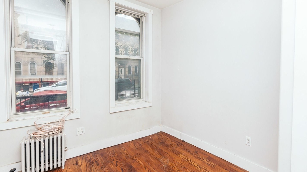 1328 Hancock St - Photo 3