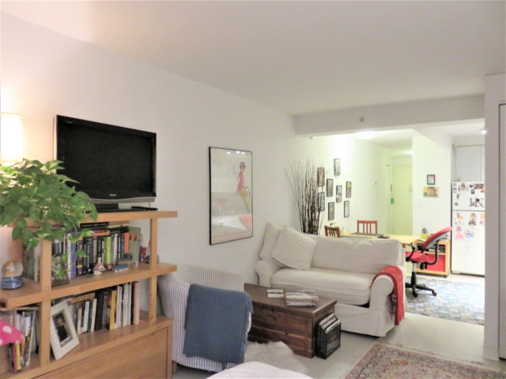 542 W 42nd St - Photo 4