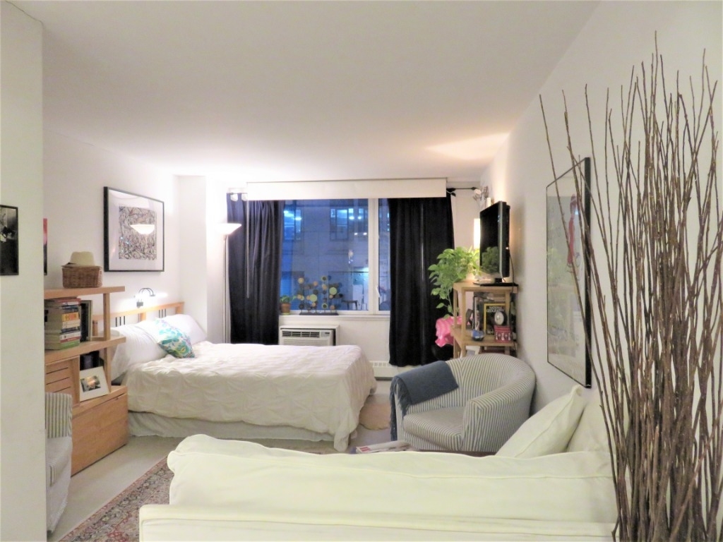 542 W 42nd St - Photo 8