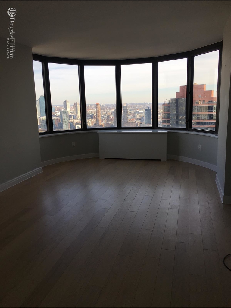 330 East 38th St - Photo 5