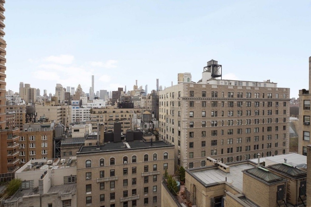 East 86 Street - Photo 6