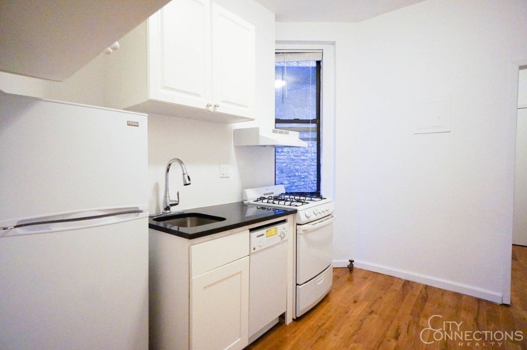 326 East 13th Street - Photo 5