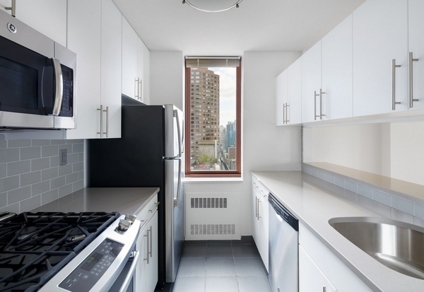 260 West 52nd St - Photo 3