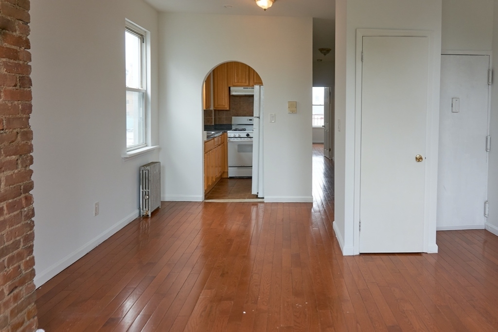 25-9 Astoria Boulevard - Photo 2