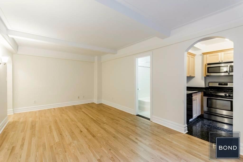 218 W 10th - Photo 1