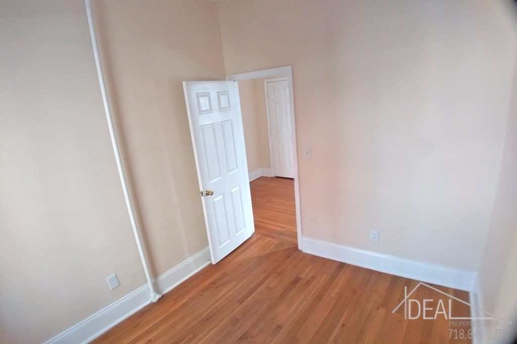 20th Street, 1.5 bedroom NO FEE! - Photo 2