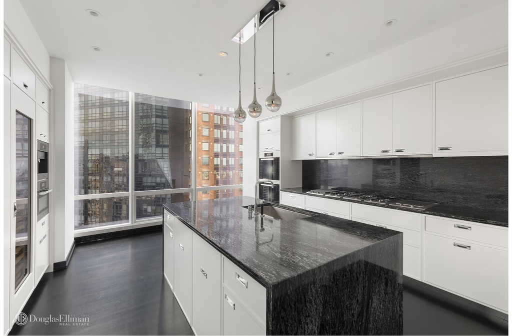 157 West 57th St - Photo 5