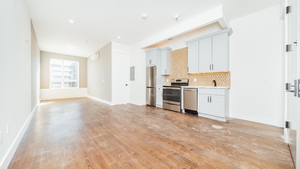 58 Greenpoint Avenue - Photo 1