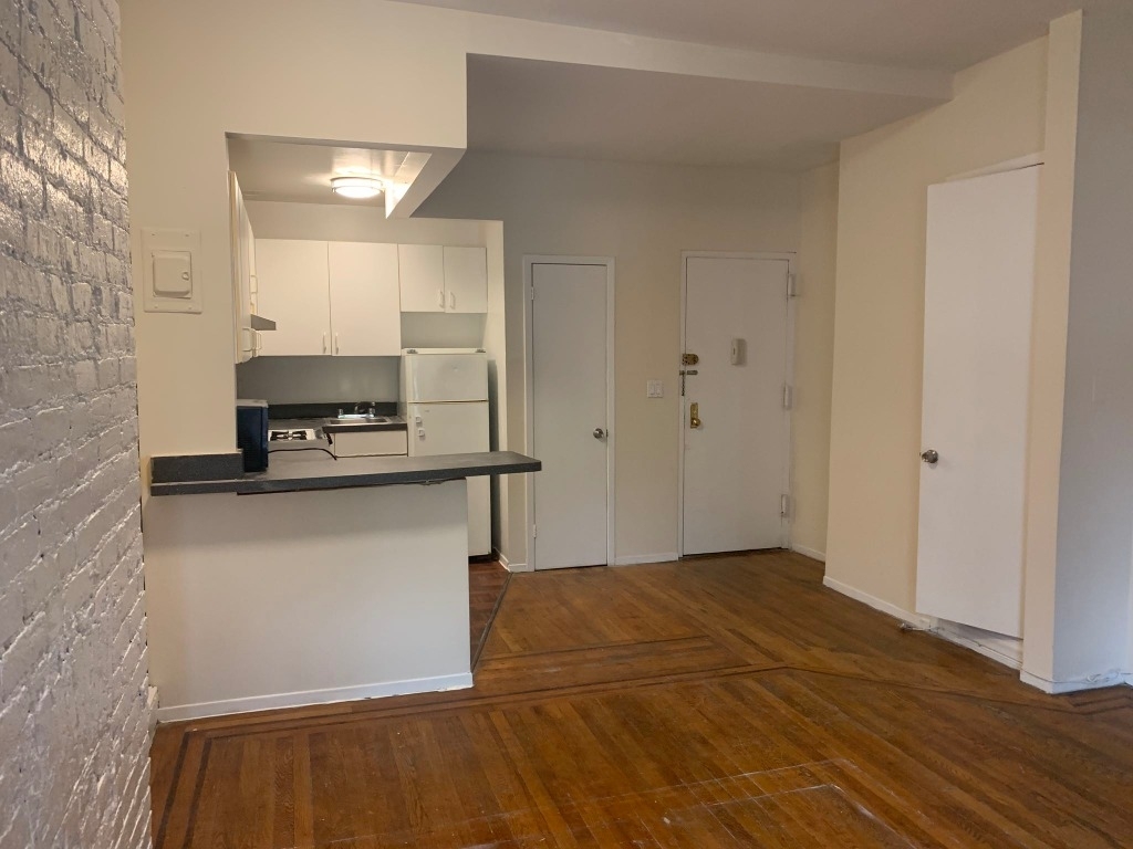 328 West 47th Street - Photo 3