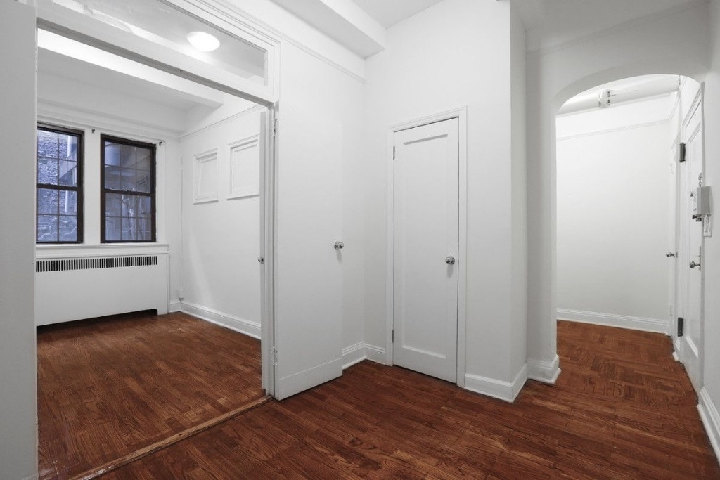 East Village one bedroom in elevator building! - Photo 1