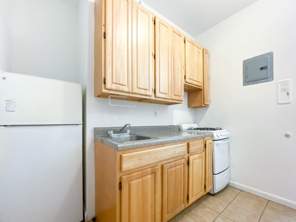 319 East 25th Street - Photo 3