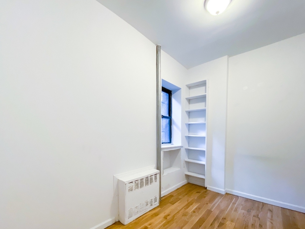 319 East 25th Street - Photo 4