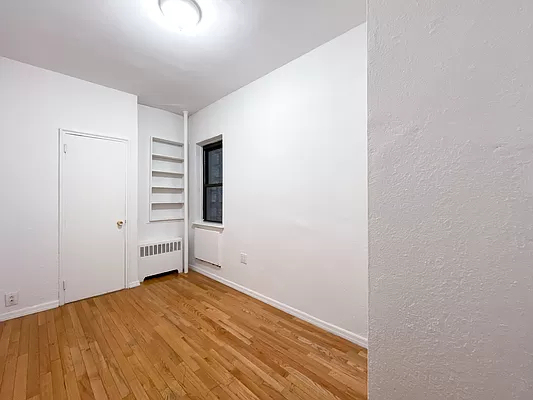 319 East 25th Street - Photo 4