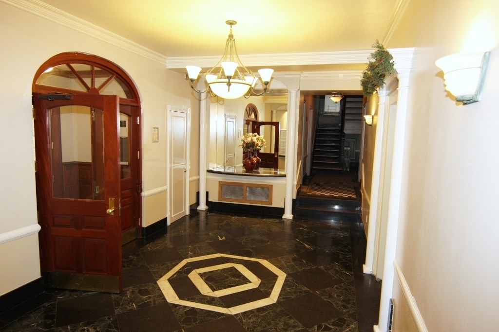 East 70th street - Photo 2