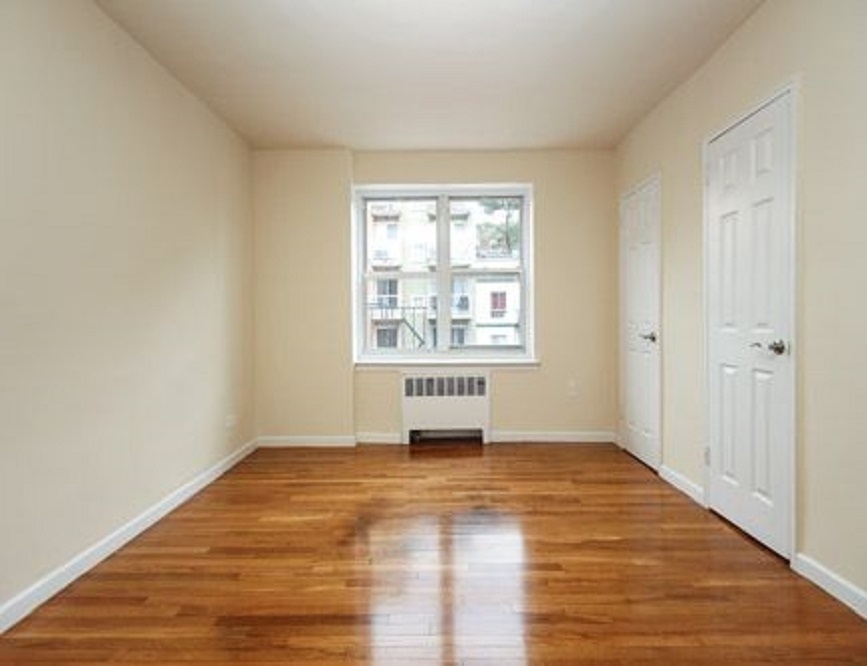 2 Bedroom in Rego Park  - Photo 2