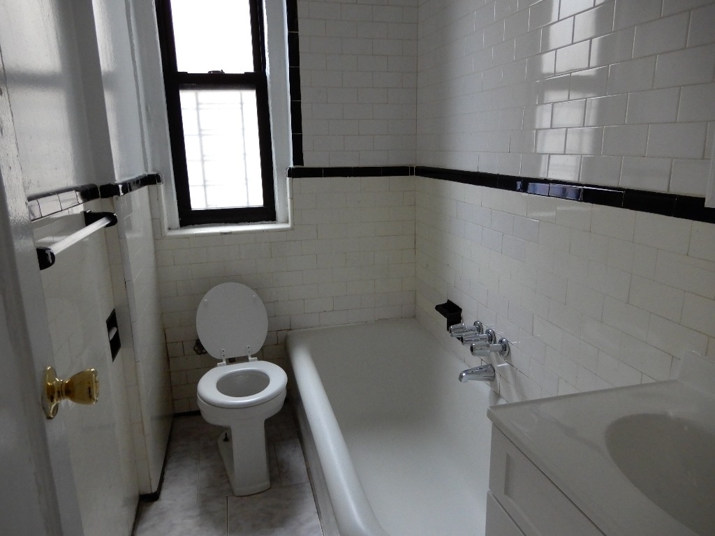 2706 Bainbridge Ave - Photo 4