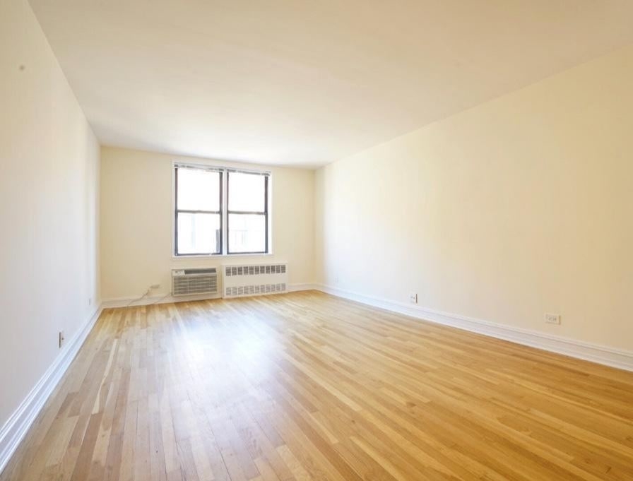 305 West 13th Street - Photo 2