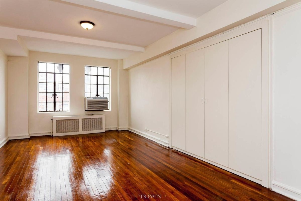 320 East 42nd - Photo 2