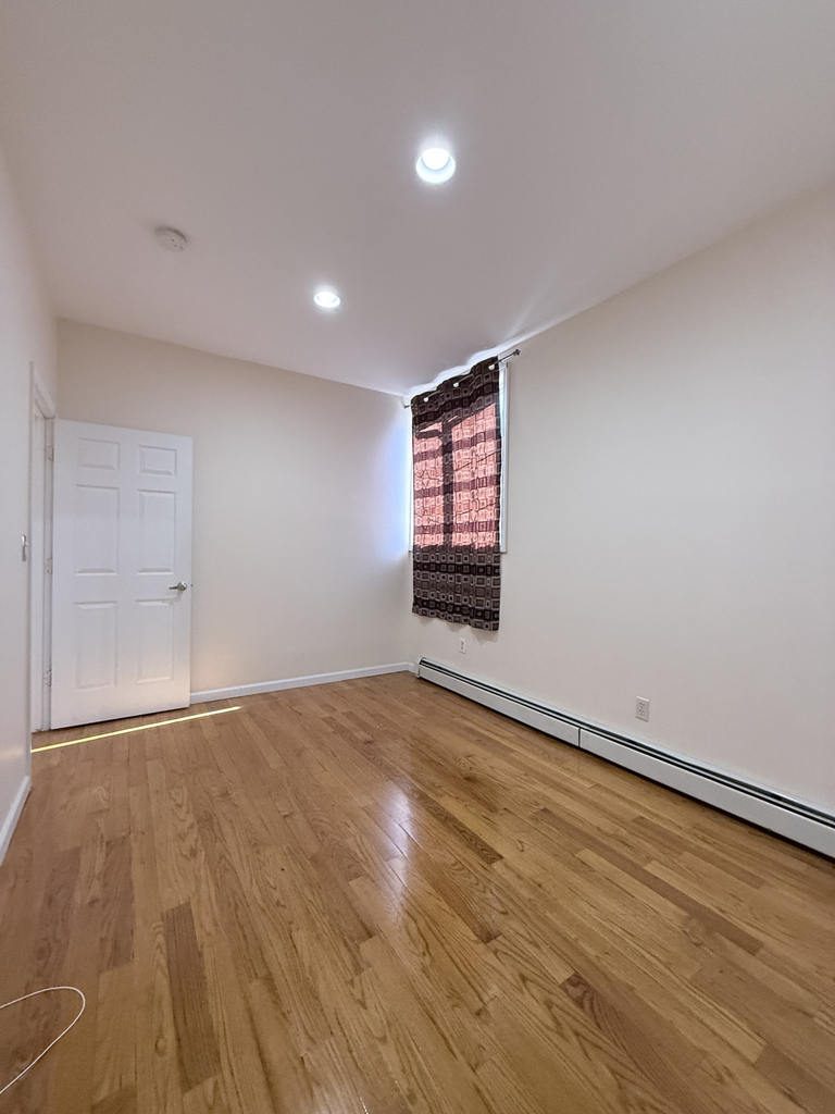 Ditmars Blvd and 75th St - Photo 6