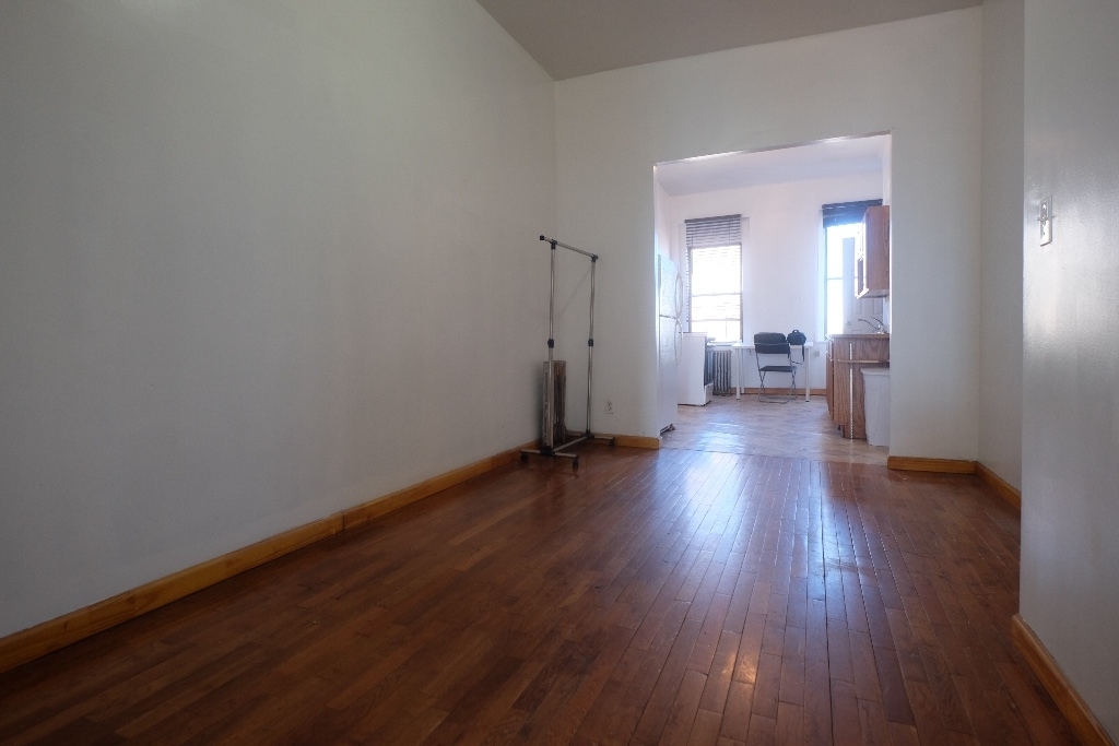 245 Montrose  - Photo 6