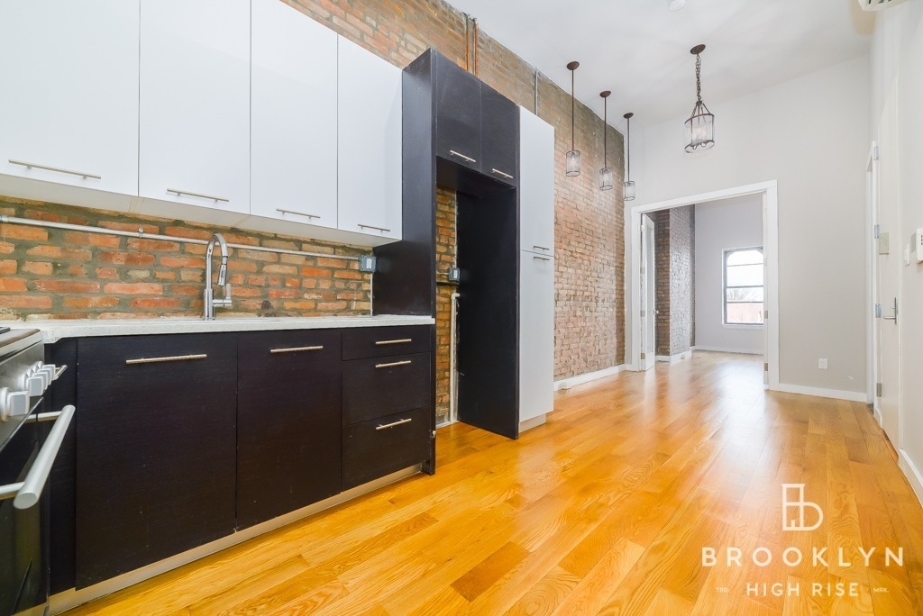 708 Hancock St  - Photo 1