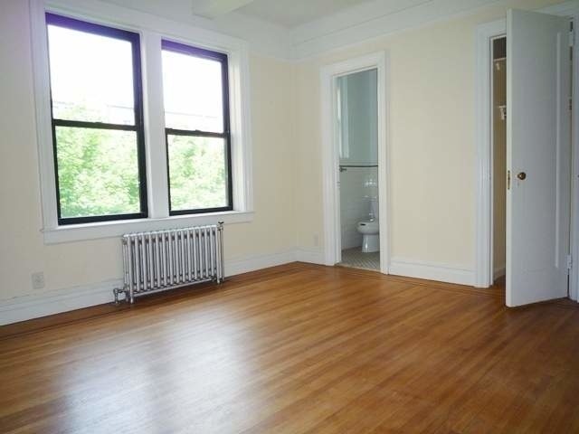 East, 92 street  - Photo 1