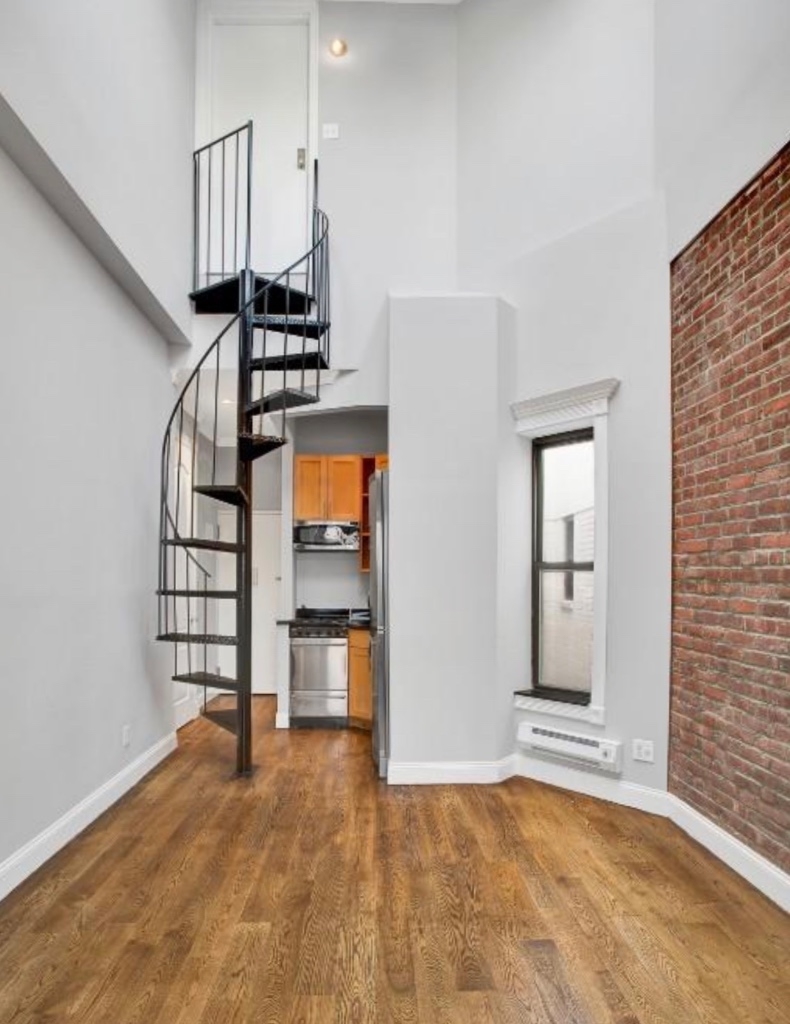 211 East 25th street - Photo 2